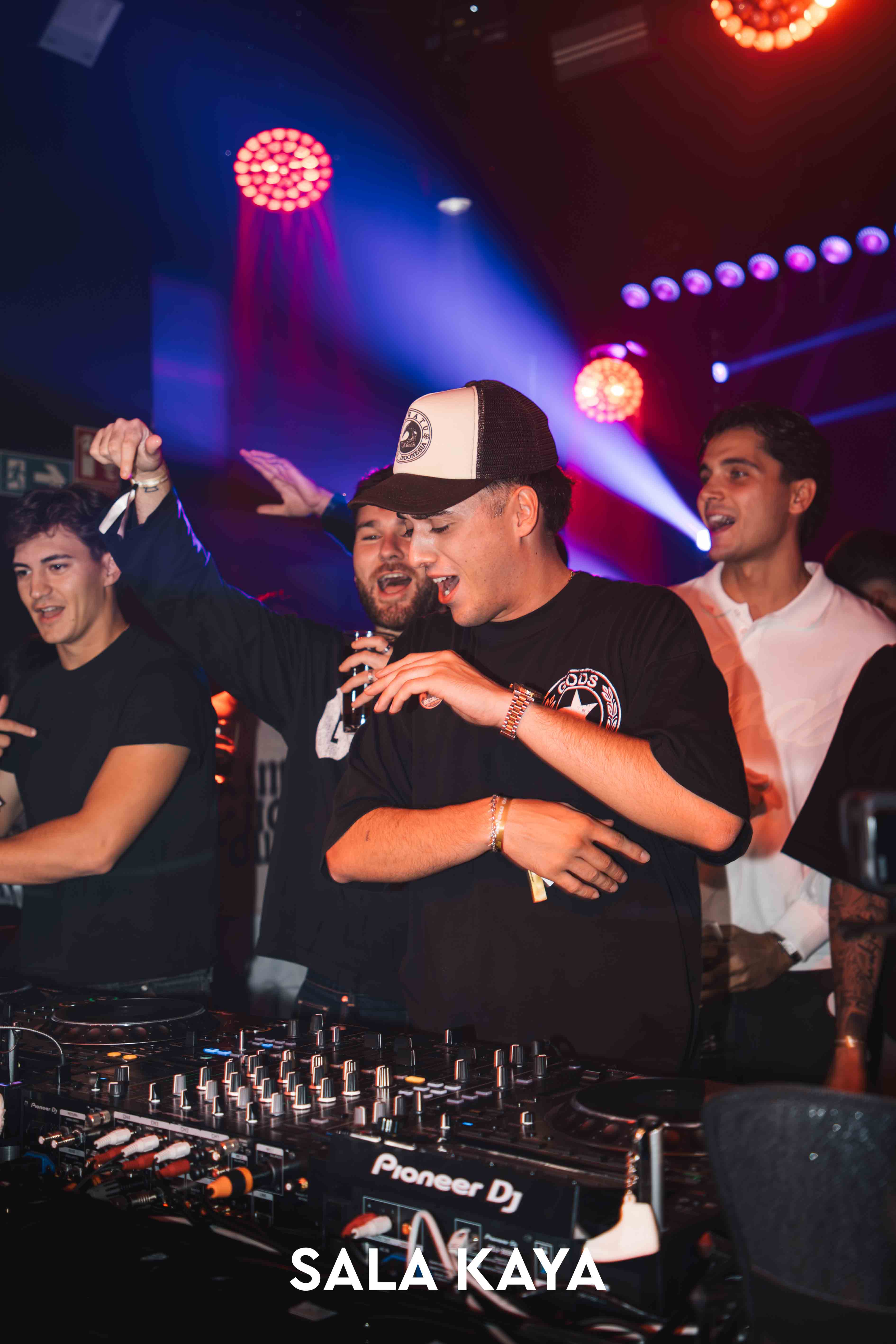 foto de público de FIESTA EQUIS