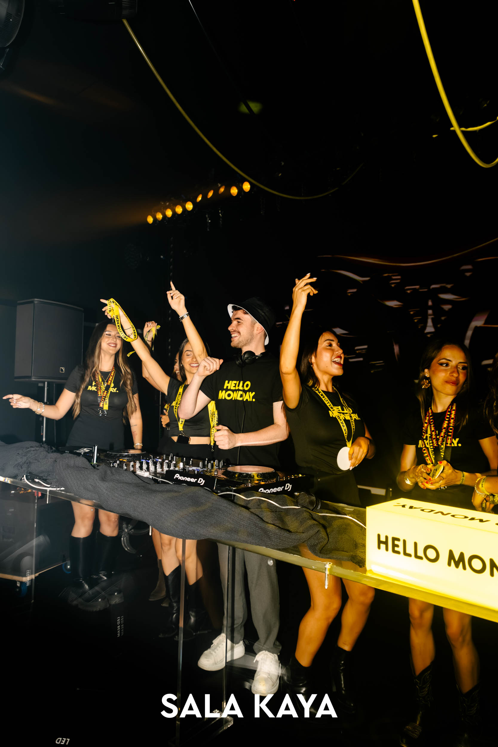 foto de público de FEVER MONDAY