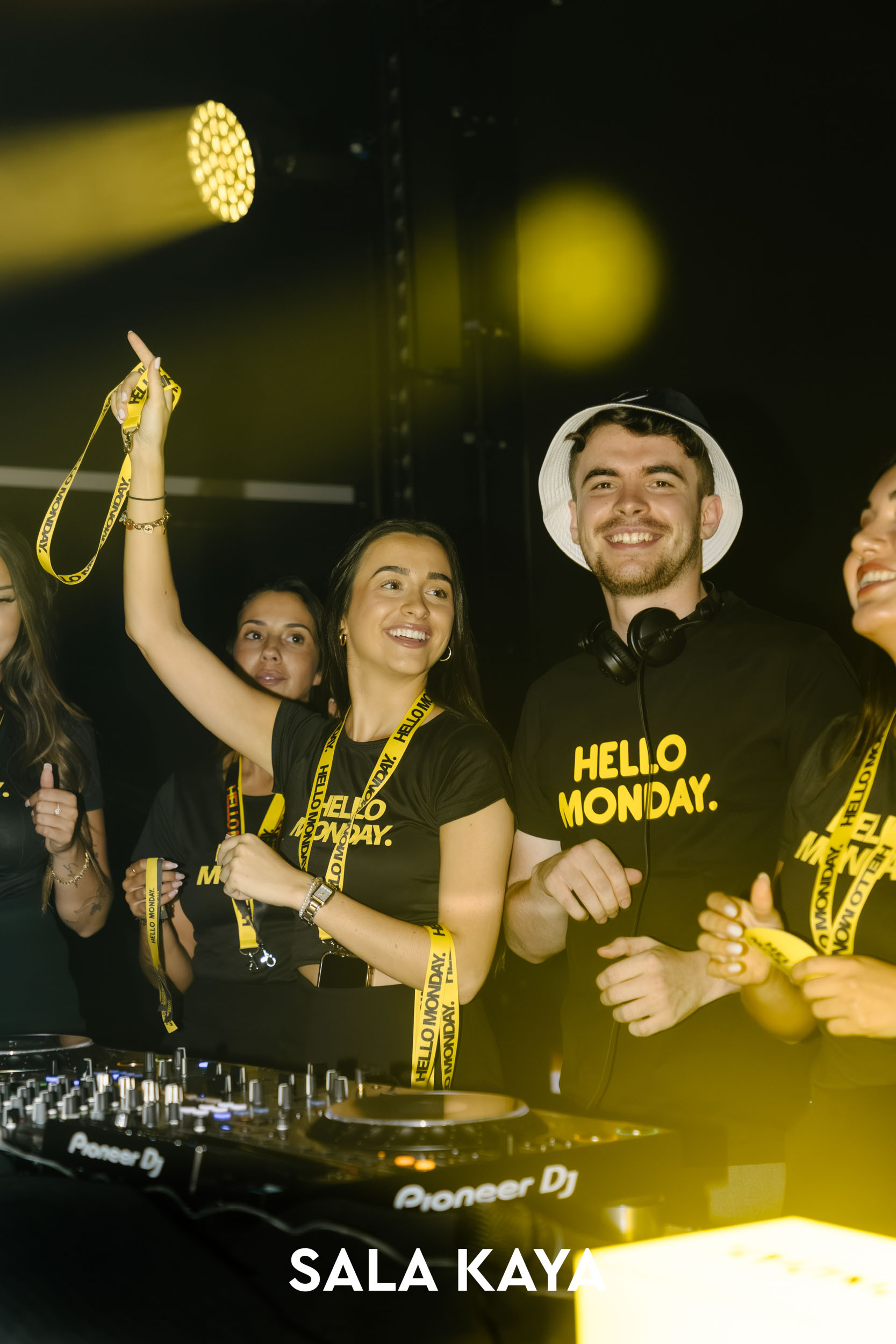 foto de público de FEVER MONDAY