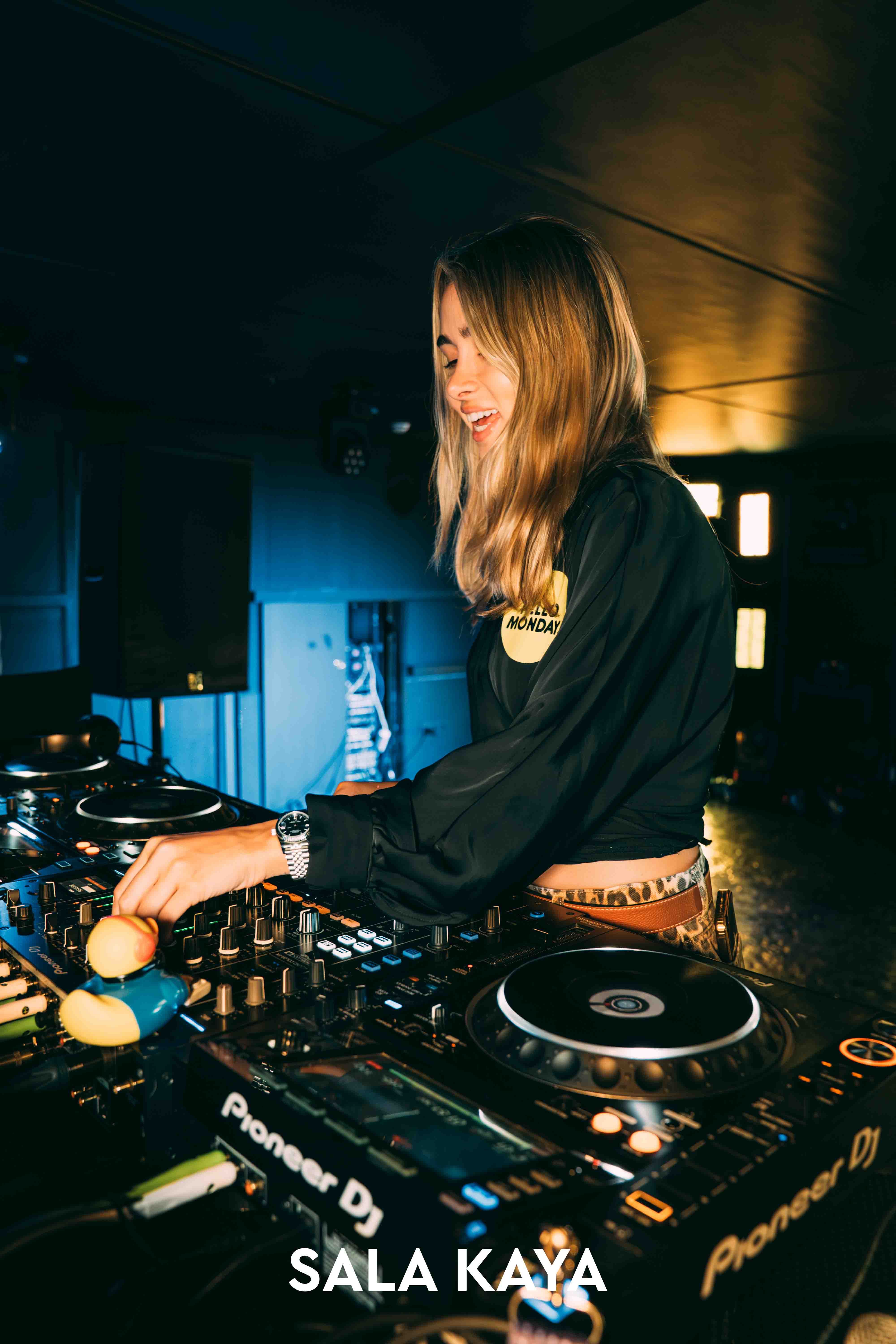 foto de público de HELLO MONDAY