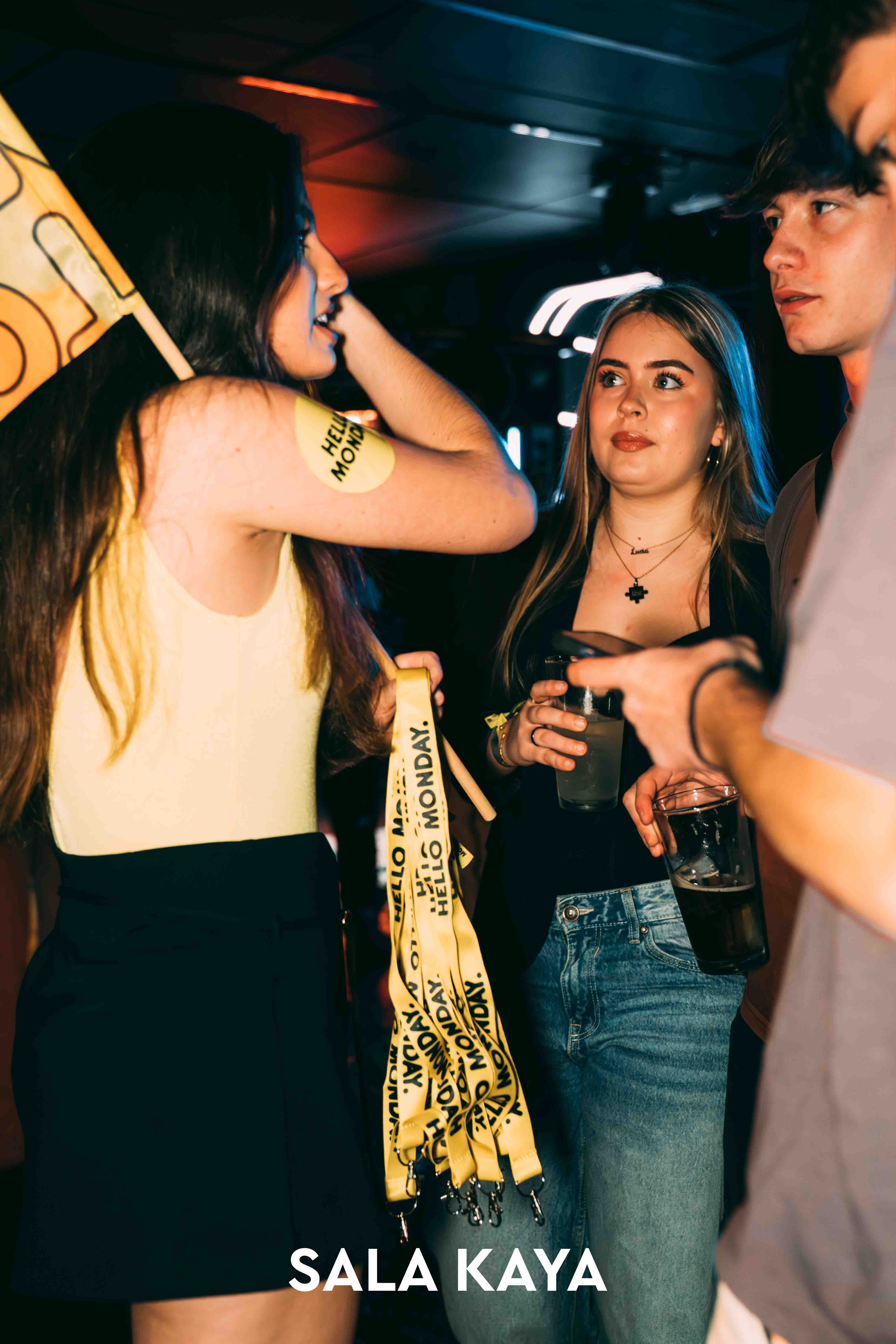 foto de público de HELLO MONDAY