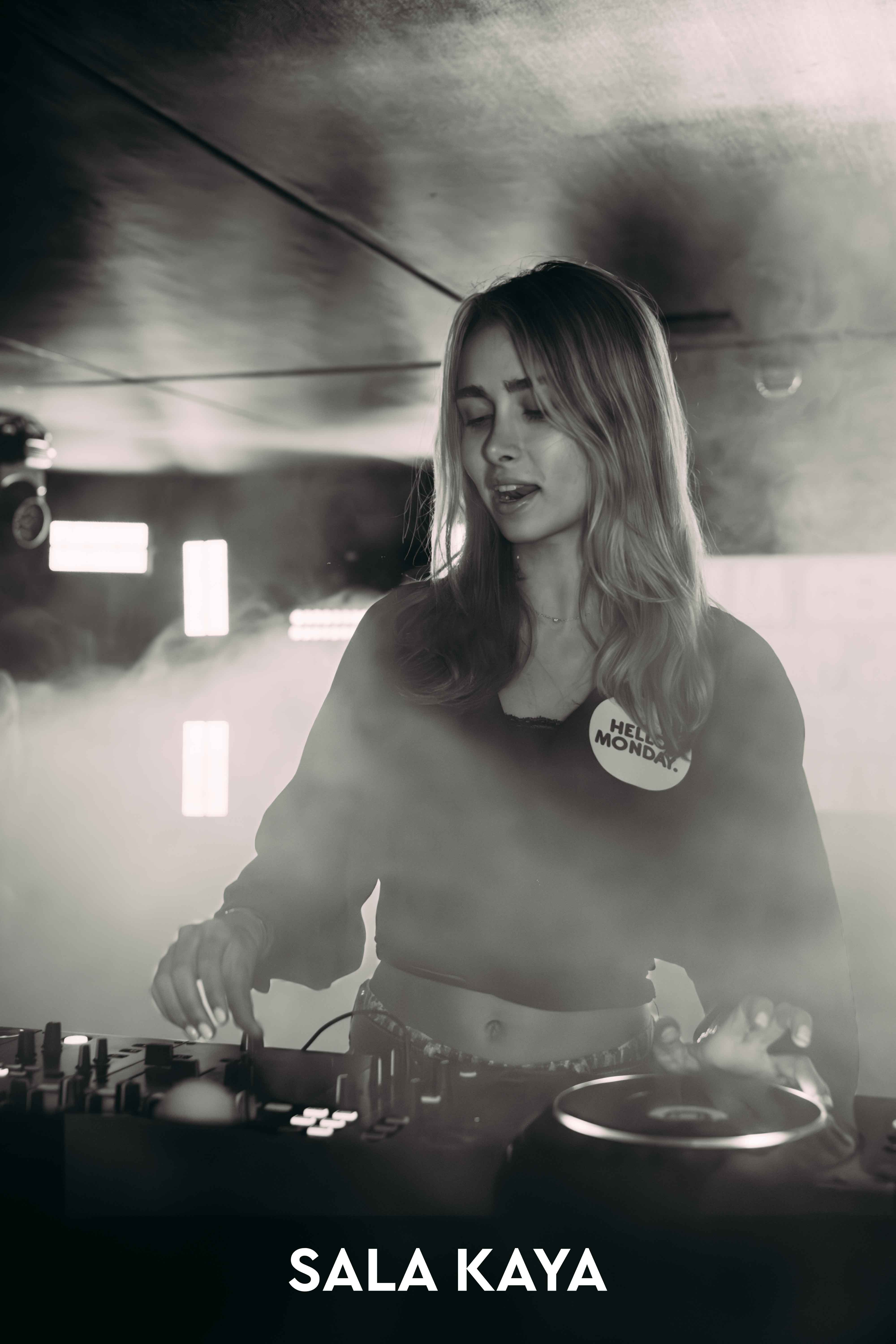 foto de público de HELLO MONDAY