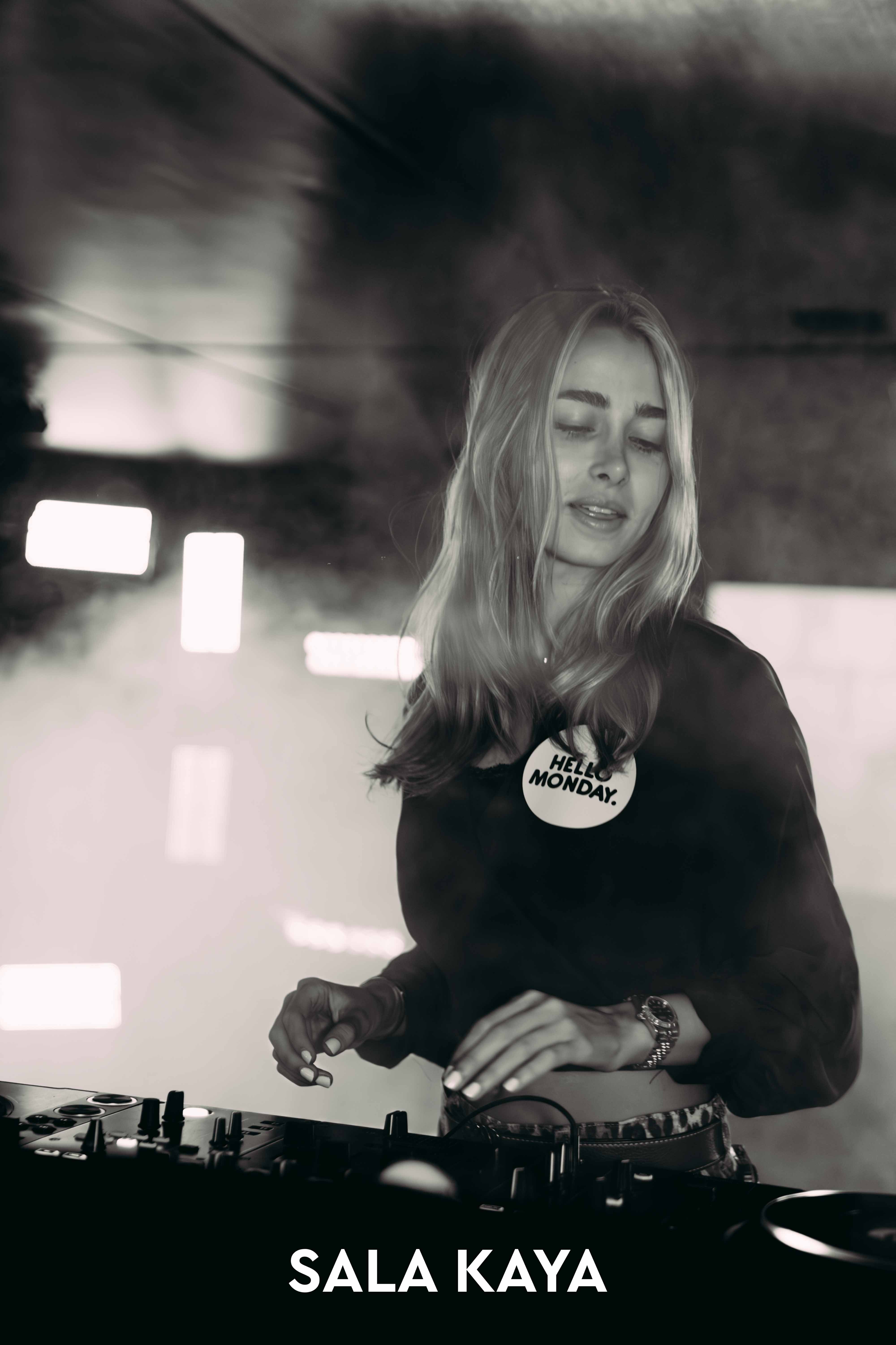 foto de público de HELLO MONDAY