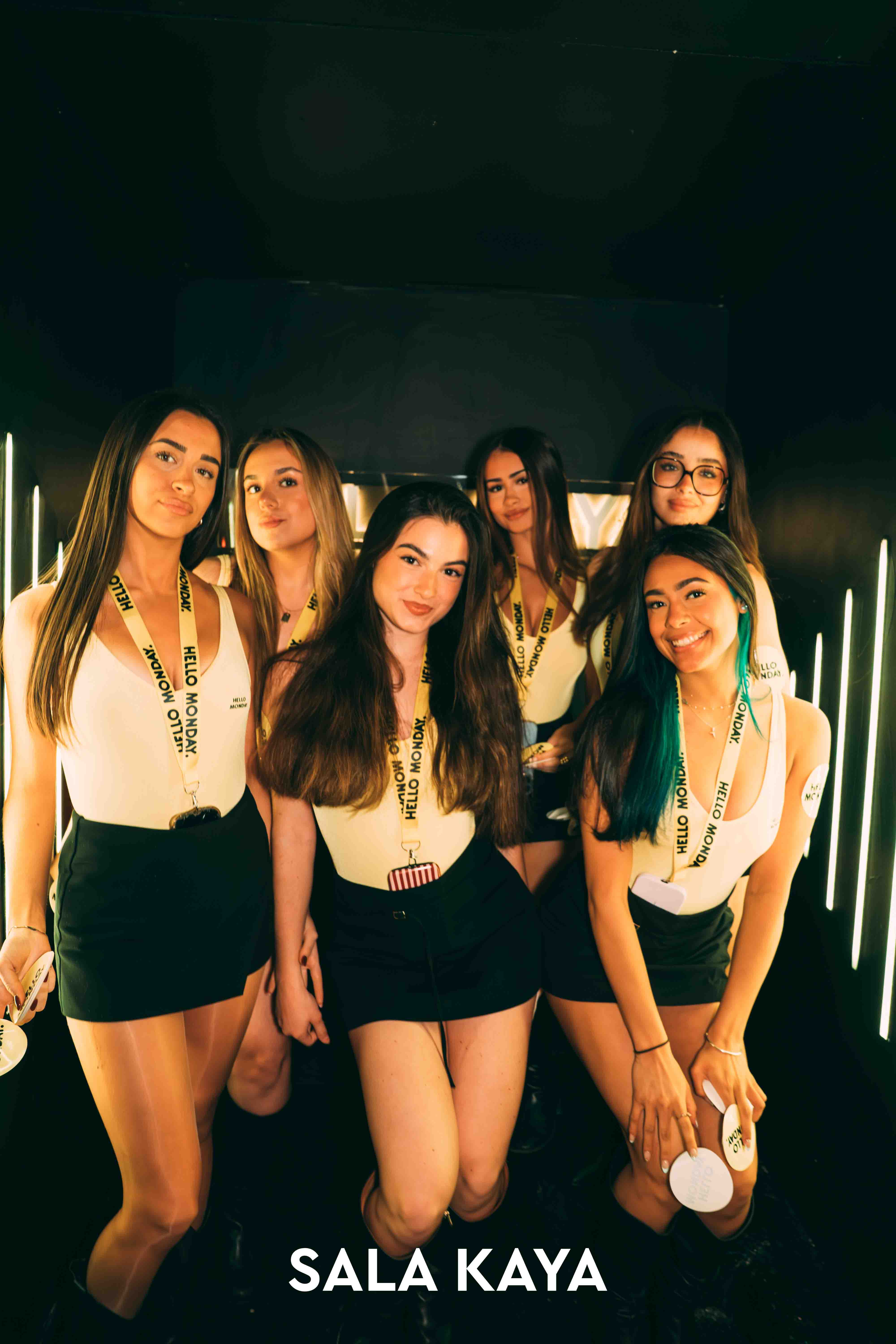 foto de público de HELLO MONDAY