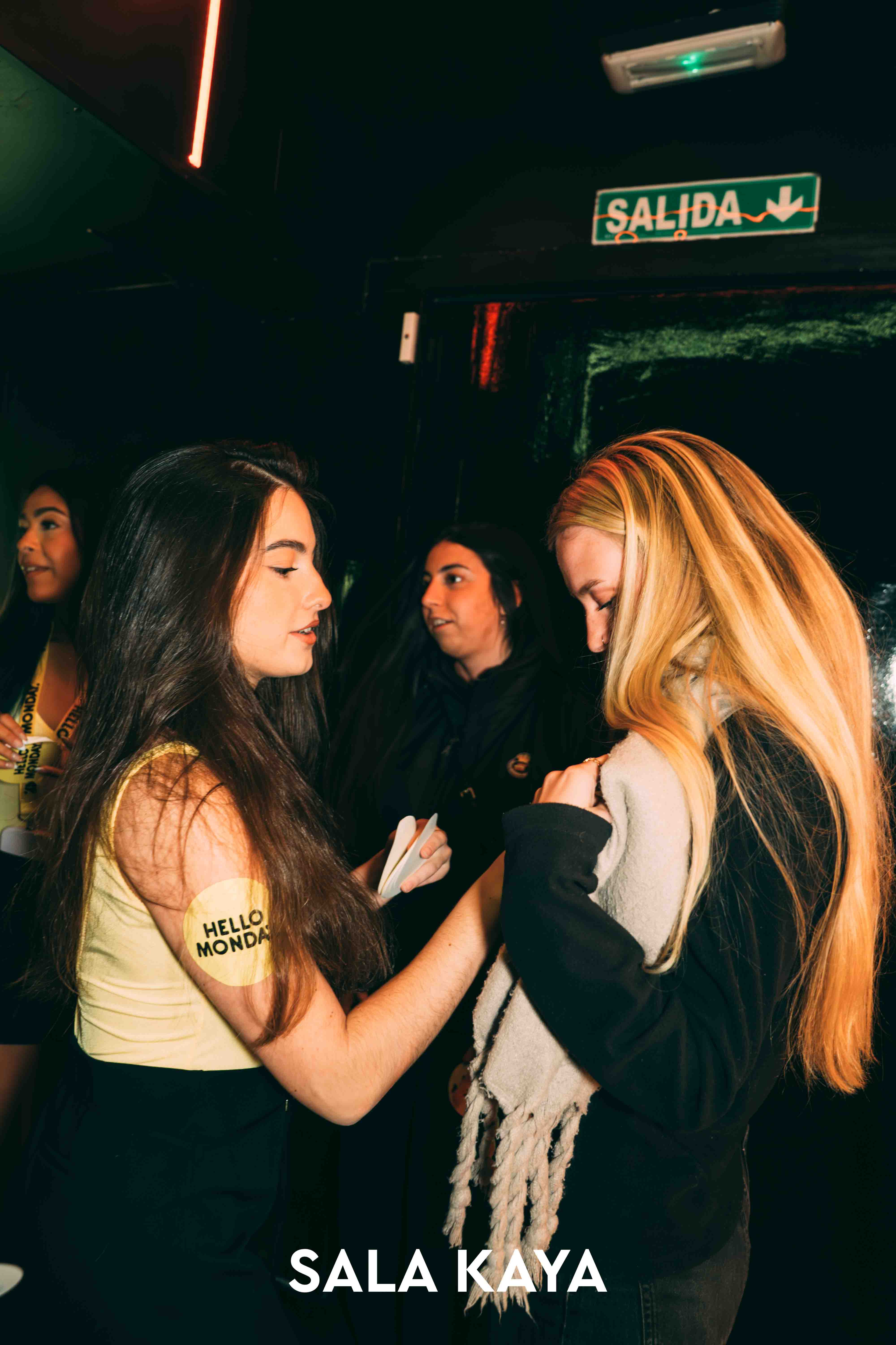 foto de público de HELLO MONDAY