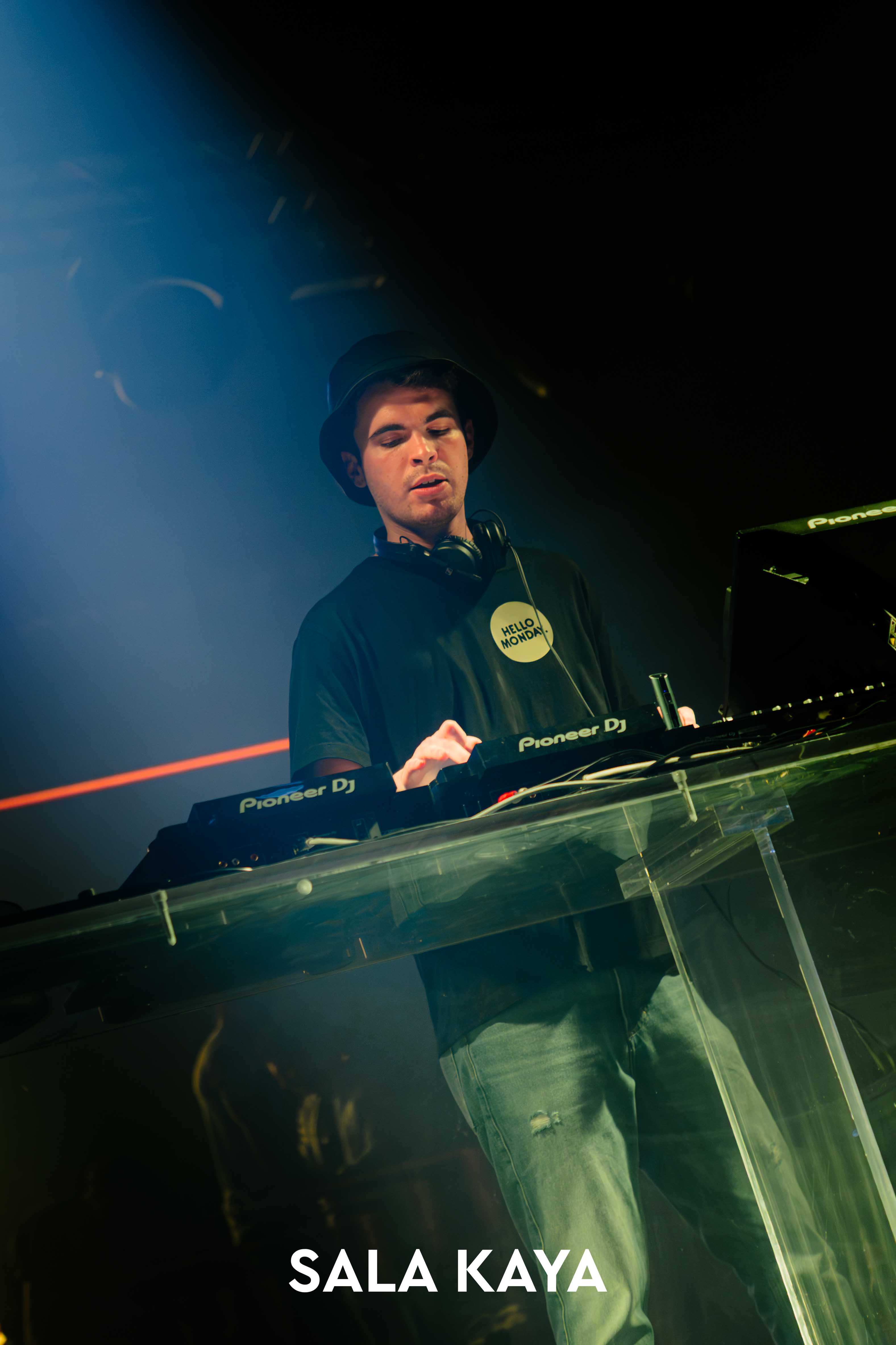 foto de público de HELLO MONDAY