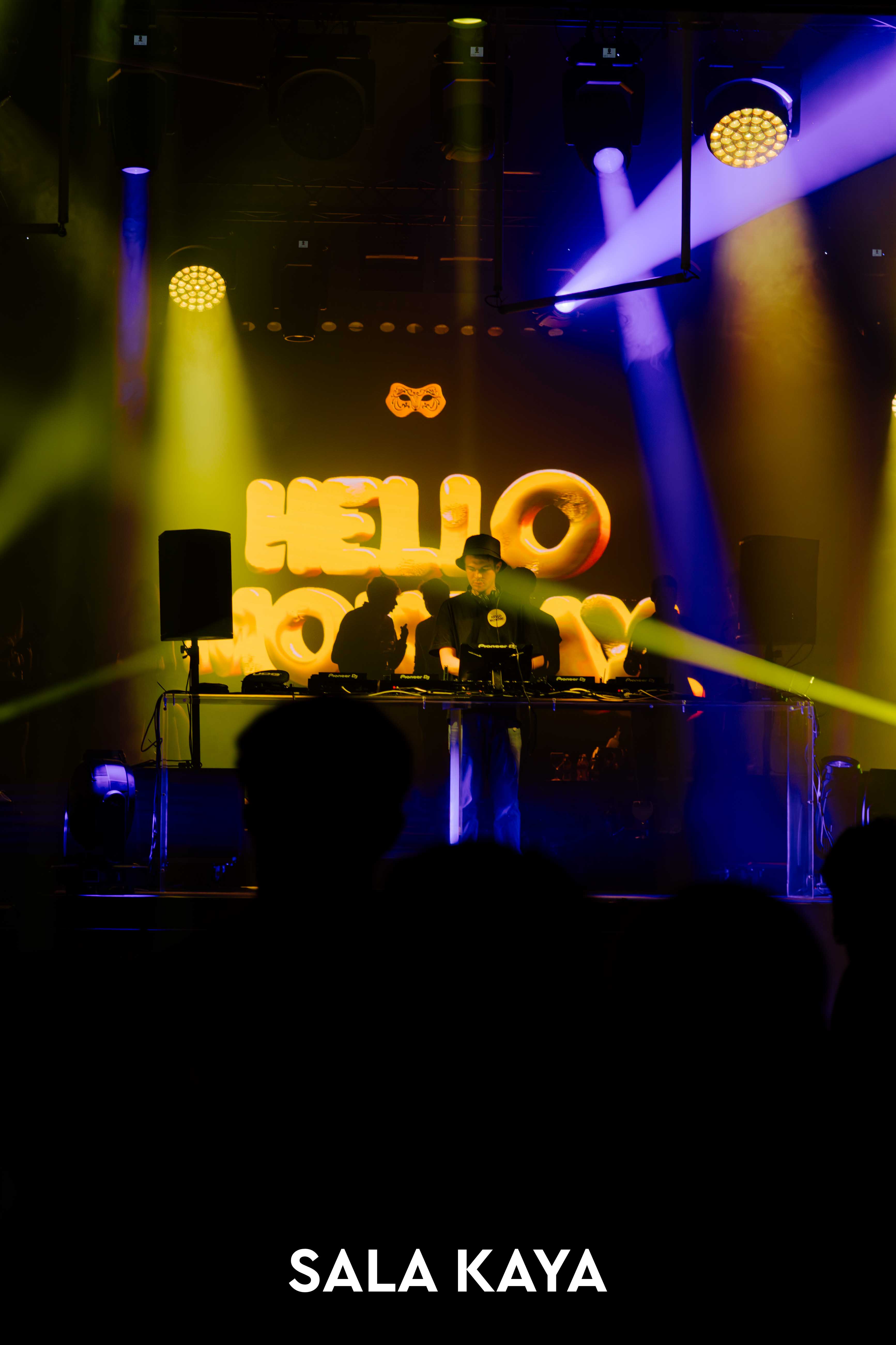 foto de público de HELLO MONDAY