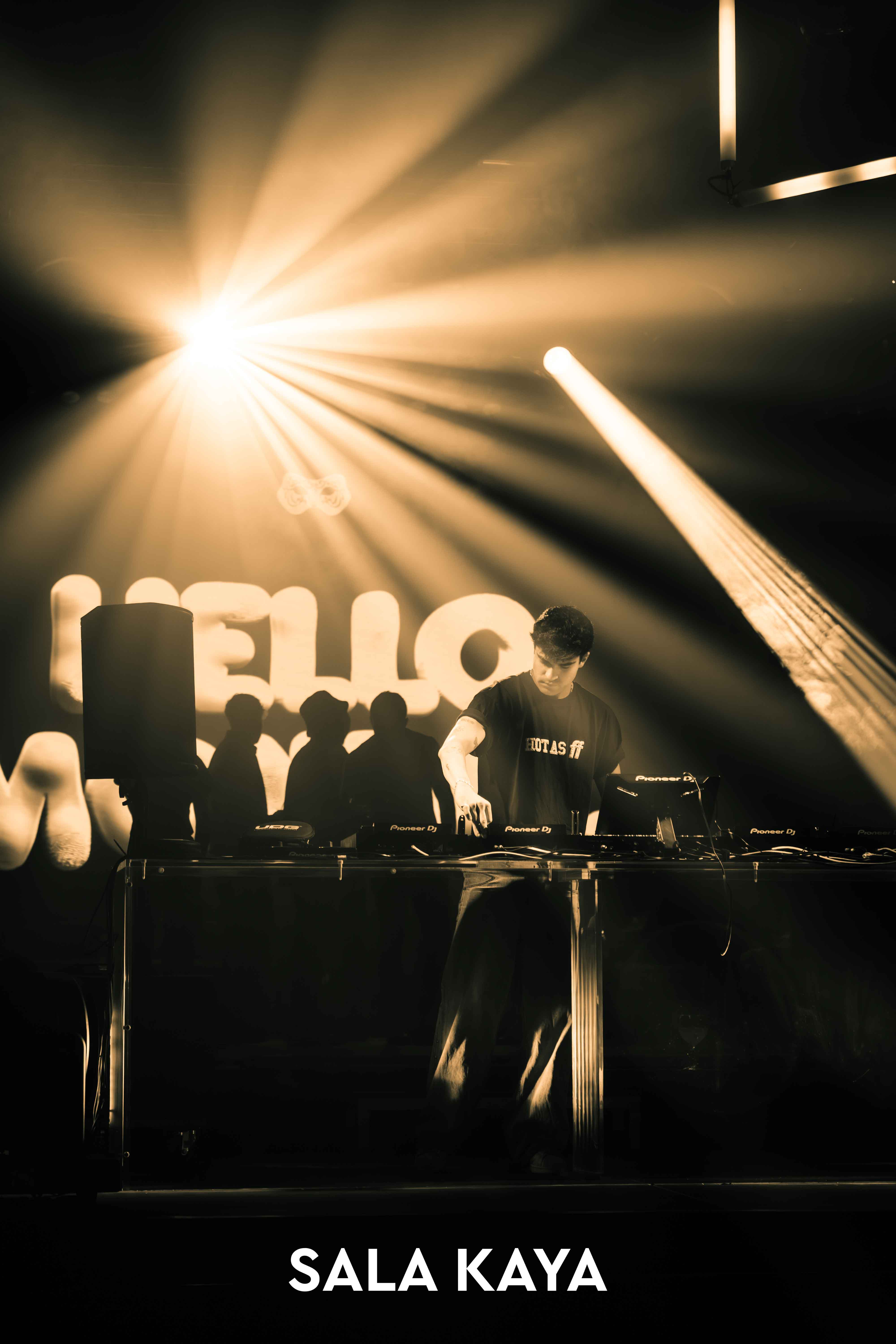 foto de público de HELLO MONDAY