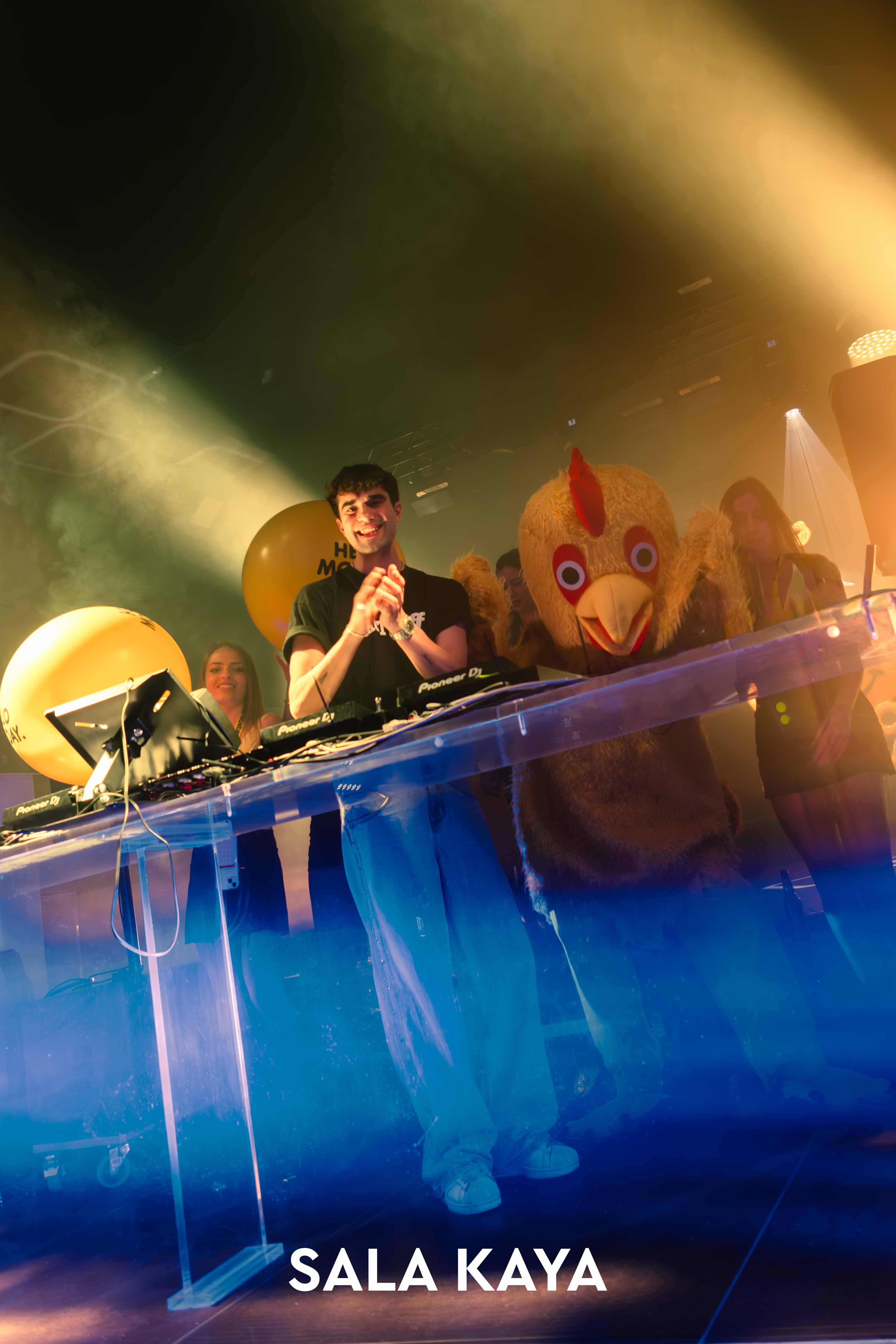 foto de público de HELLO MONDAY