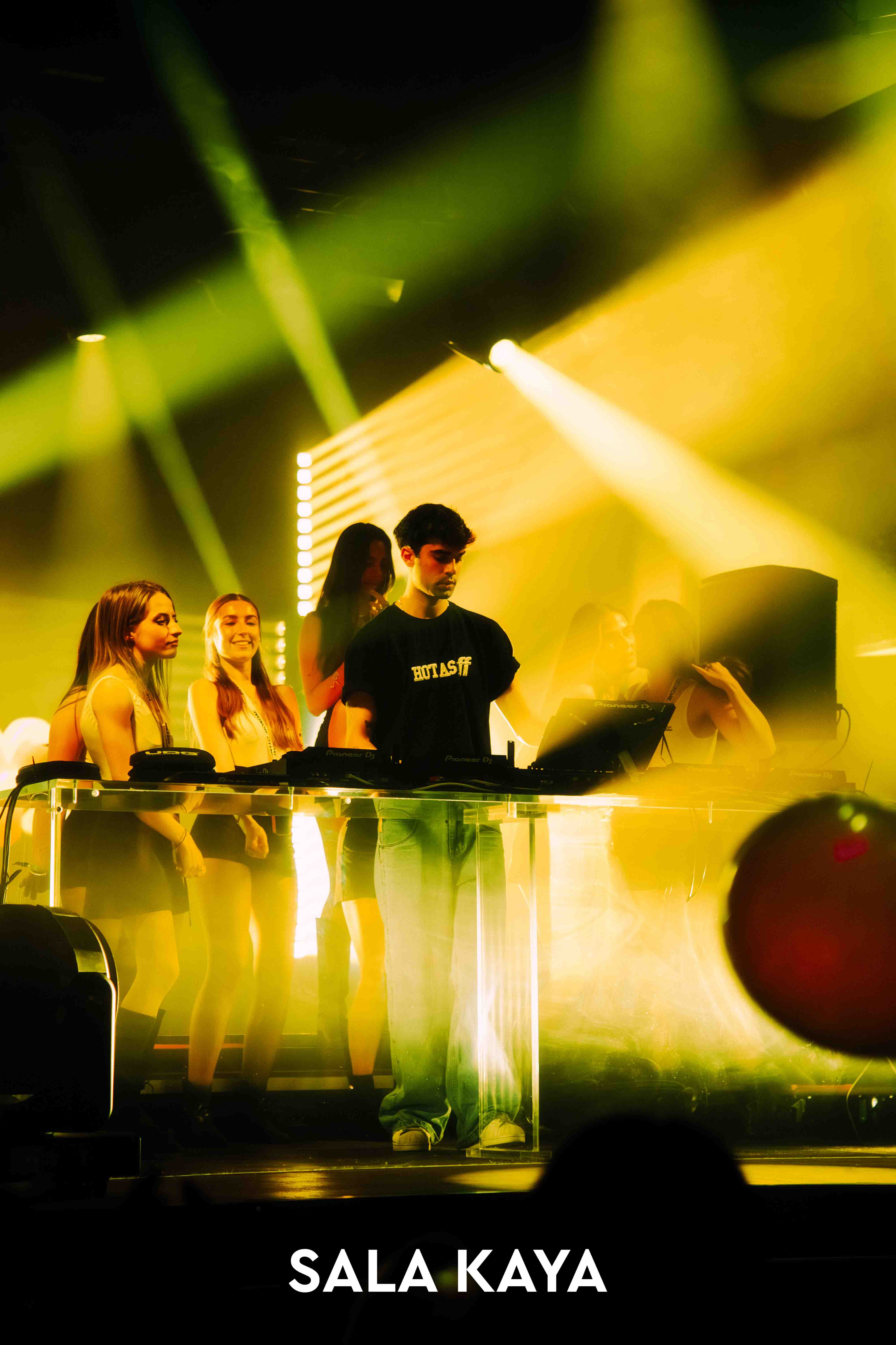 foto de público de HELLO MONDAY