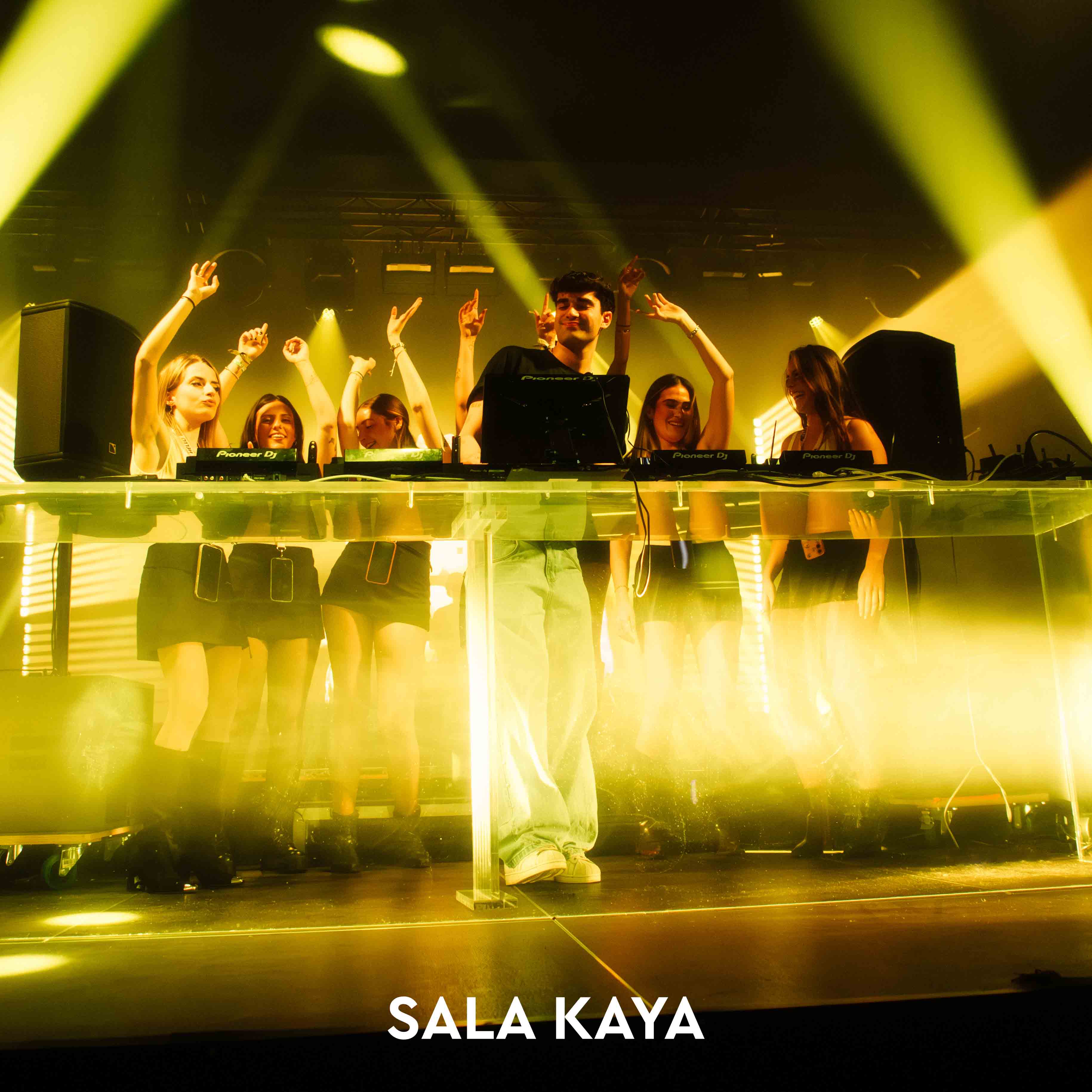 foto de público de HELLO MONDAY