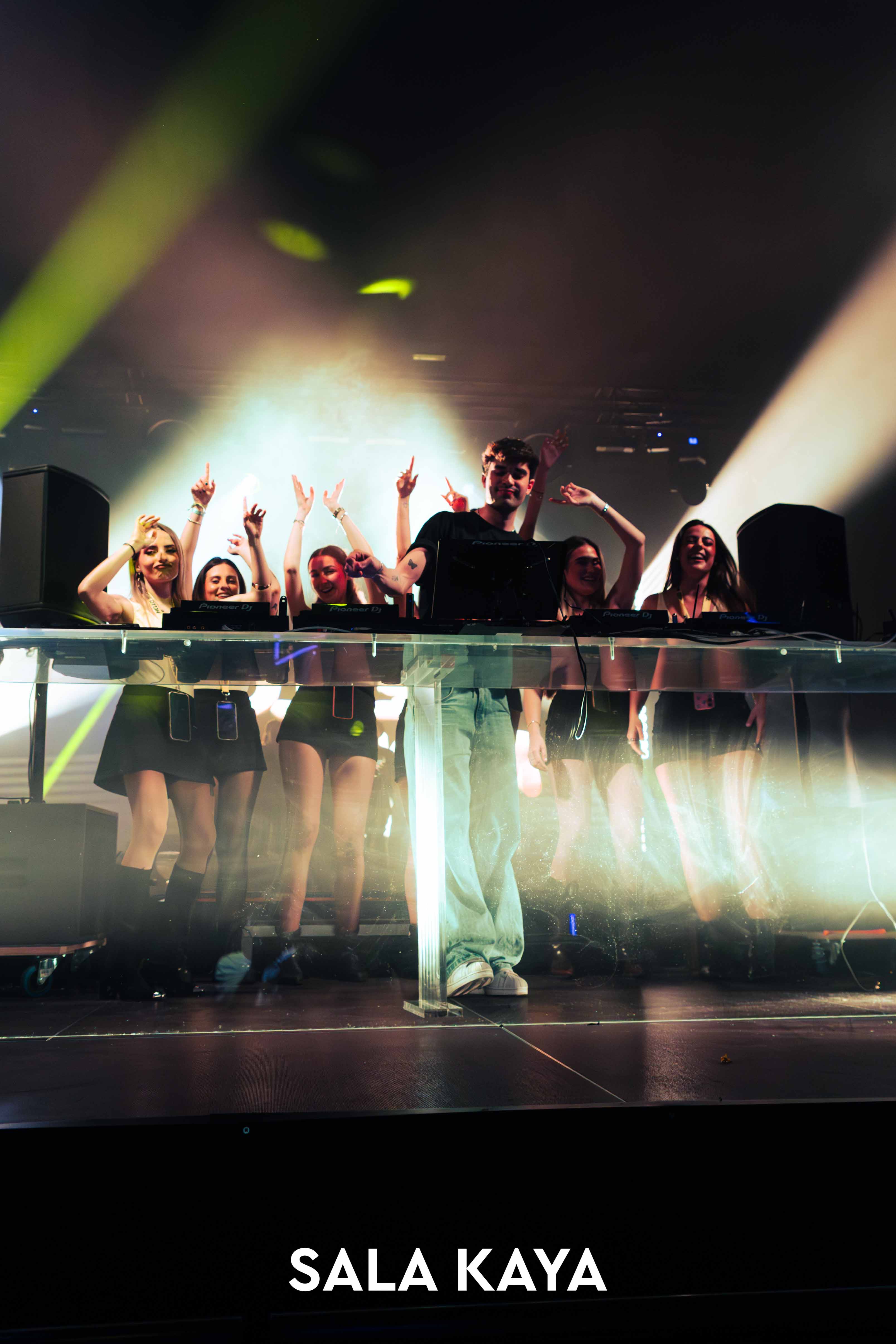 foto de público de HELLO MONDAY