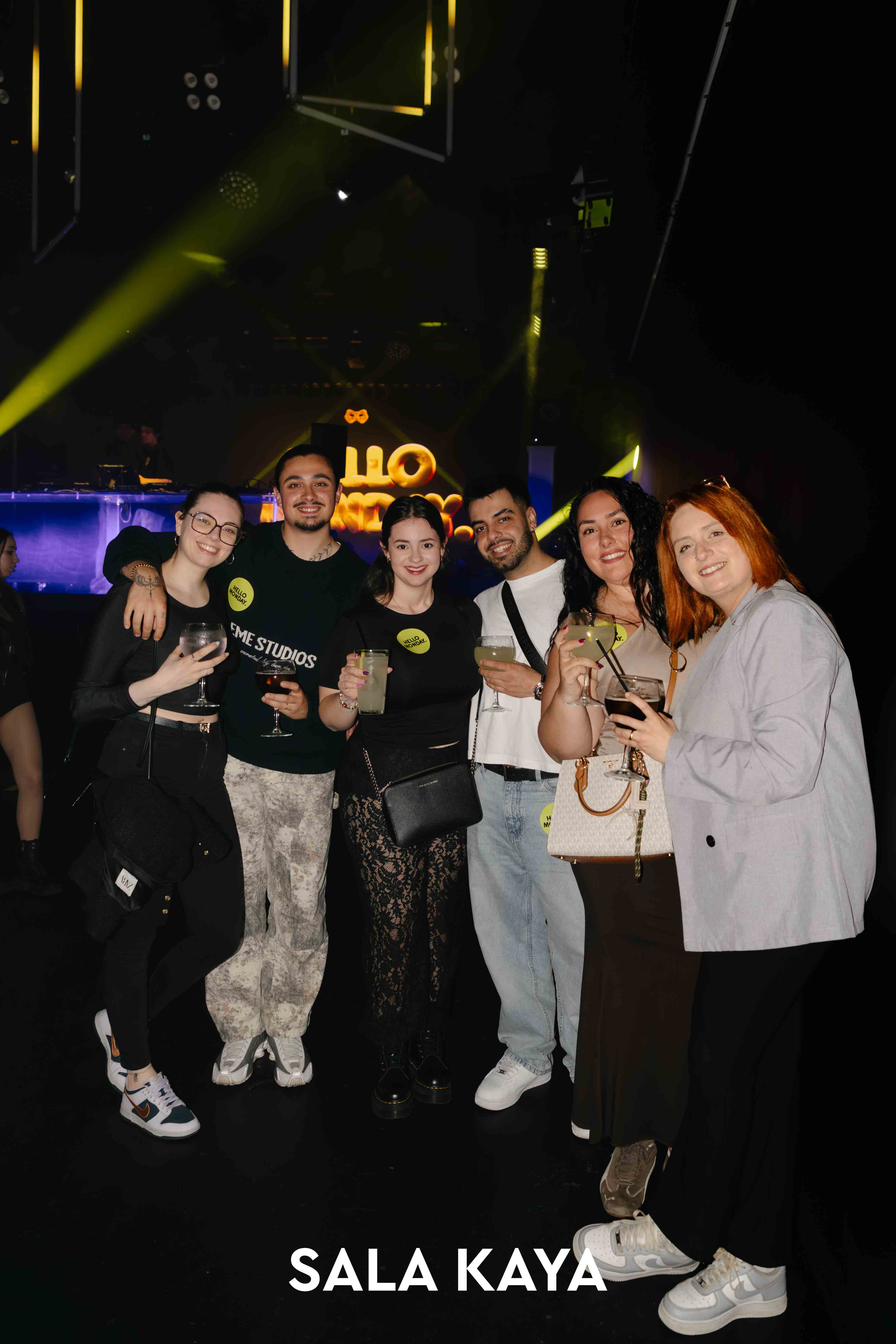 foto de público de HELLO MONDAY