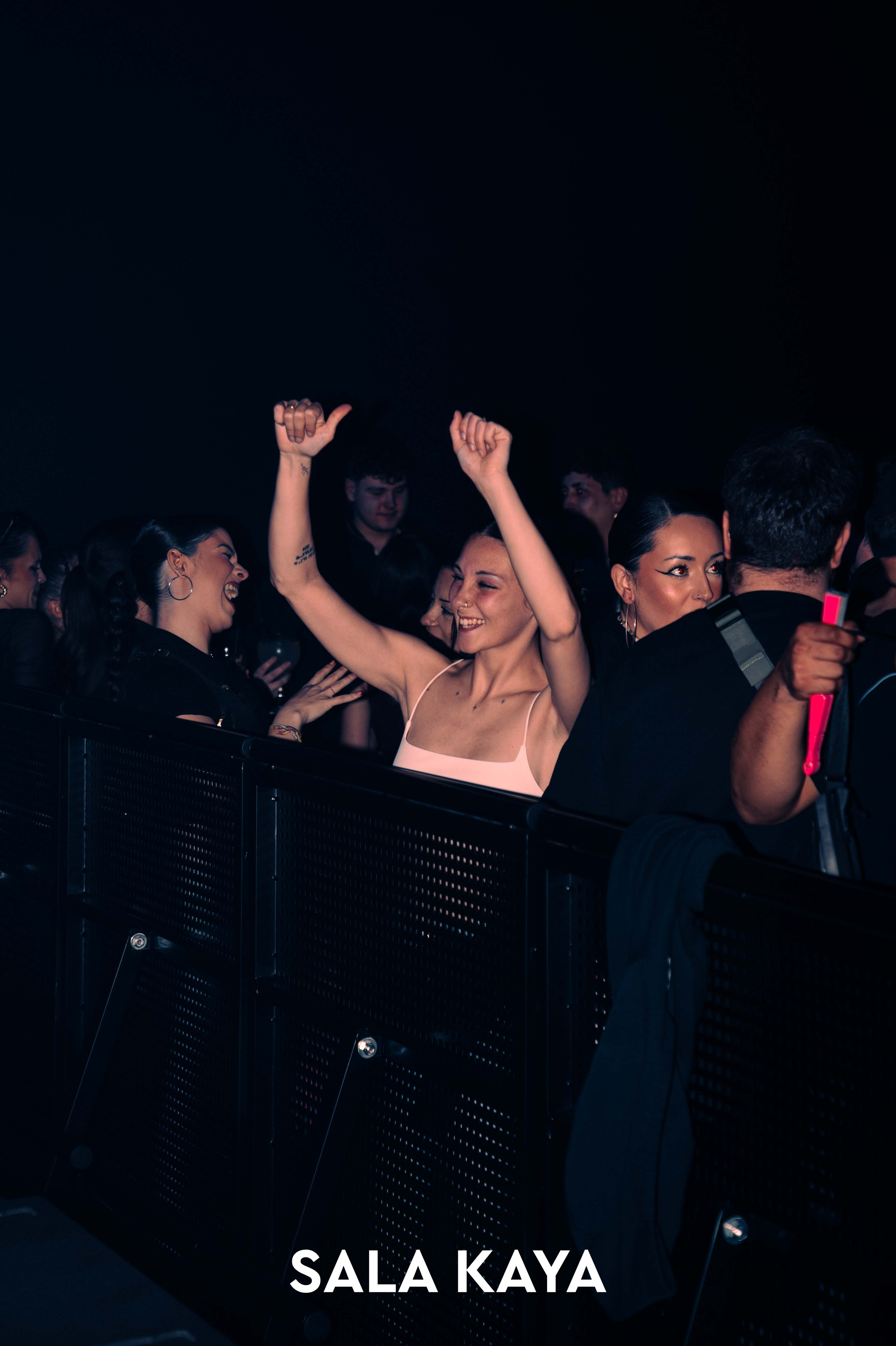 foto de público de KSTYLE Y CARLOS PEREZ