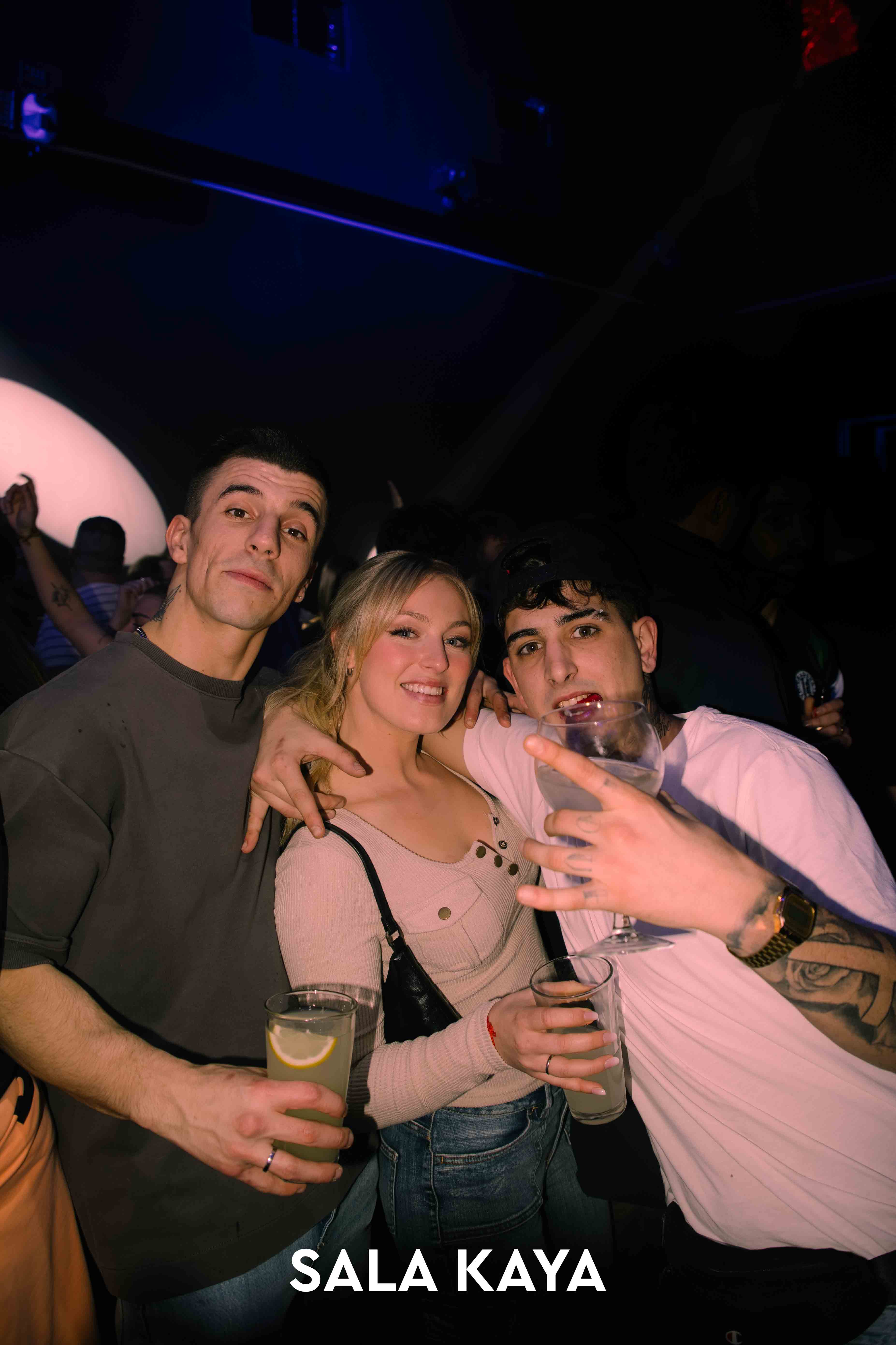 foto de público de KSTYLE Y CARLOS PEREZ