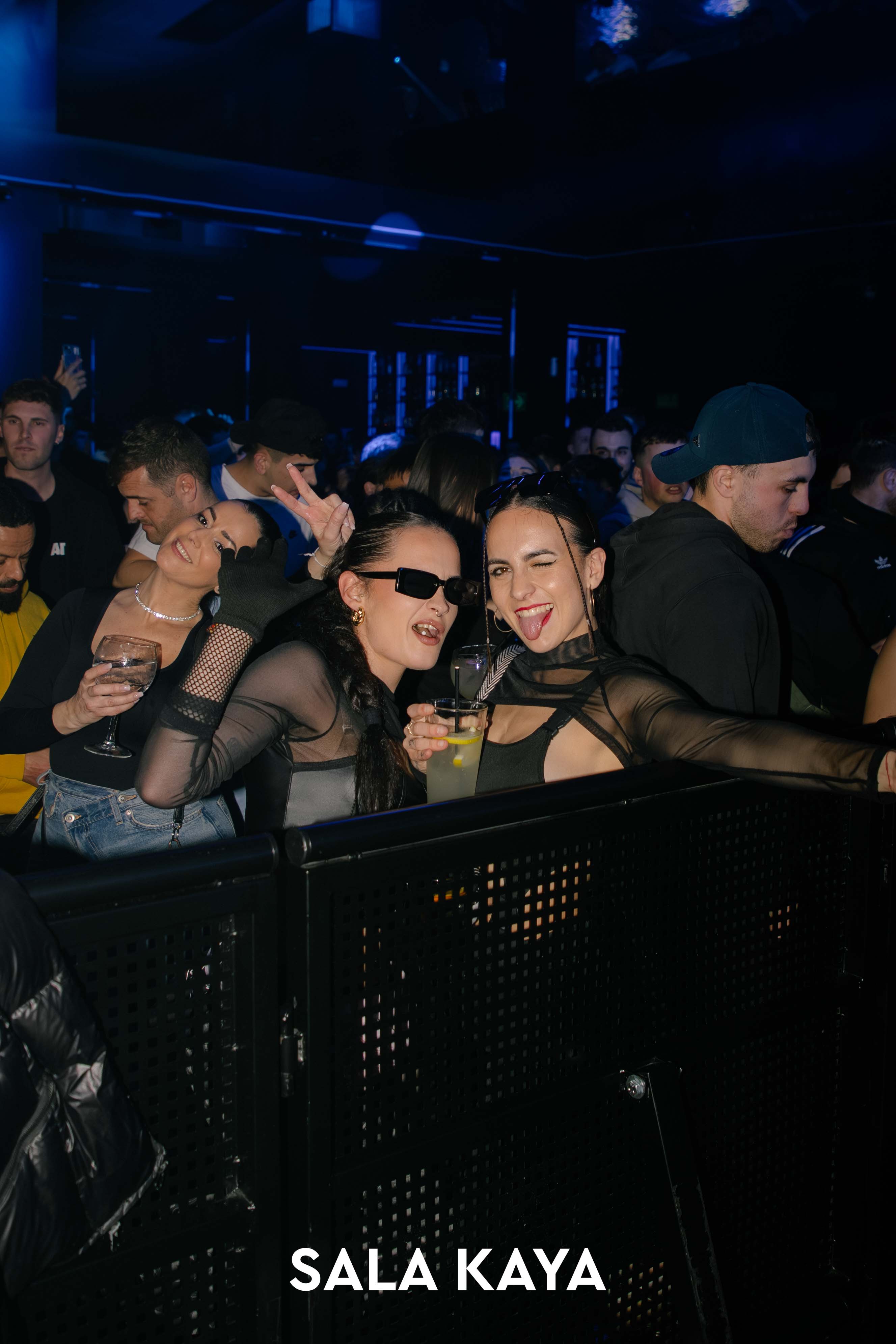 foto de público de KSTYLE Y CARLOS PEREZ