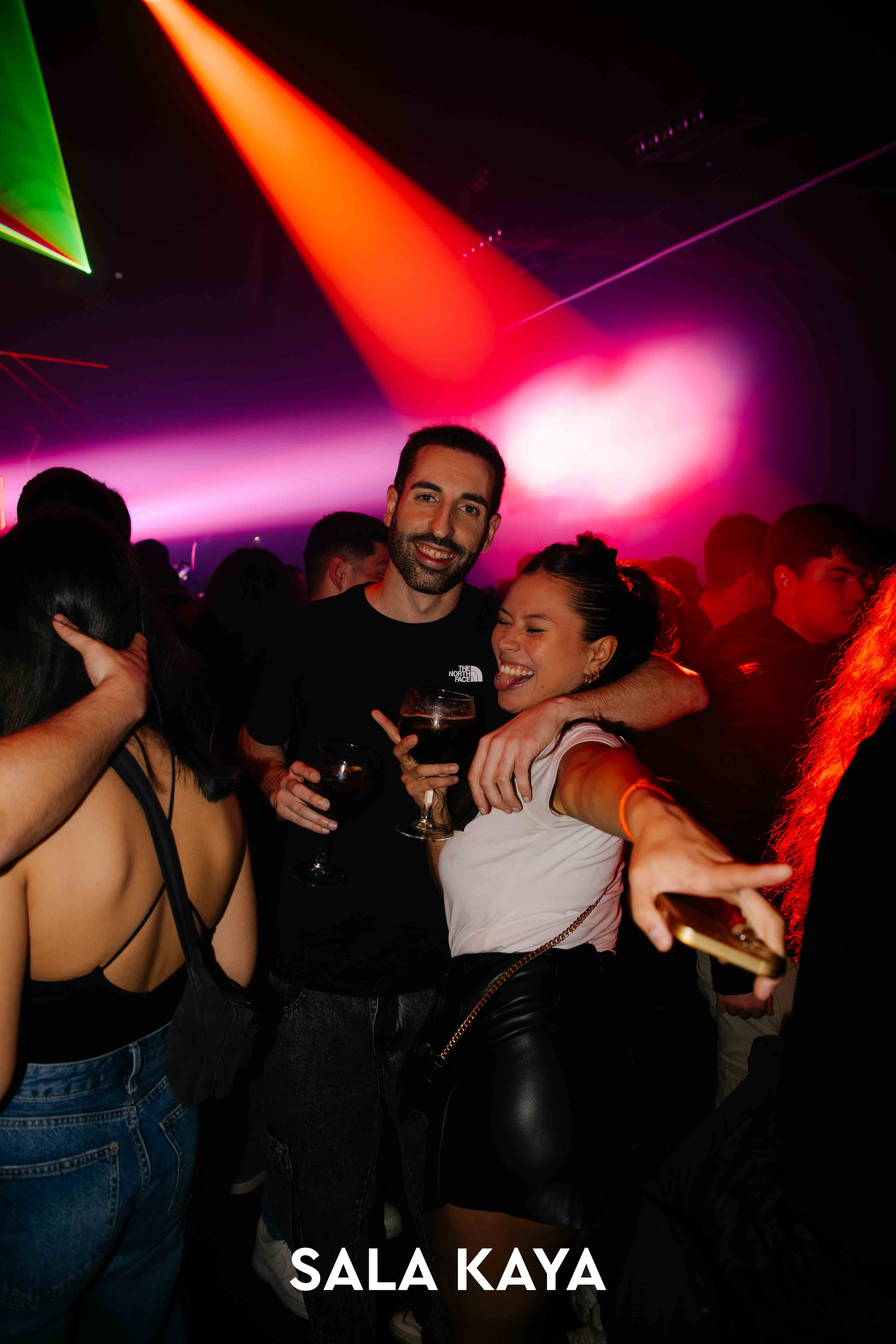 foto de público de KSTYLE Y CARLOS PEREZ